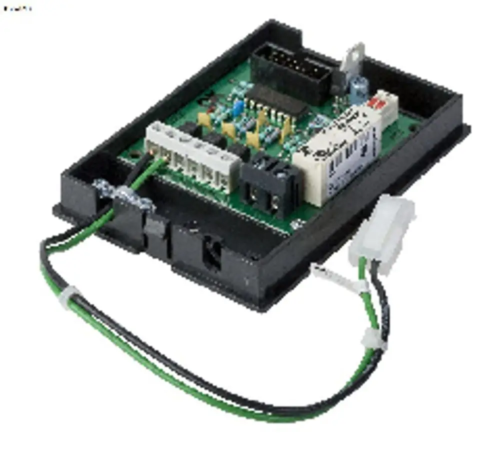 Interface-Modul mit 0-10V-Anschlussleisten, montiert auf einer Platine, hergestellt von Remeha. Sichtbare Kabelverbindungen und Anschlussklemmen vorhanden.